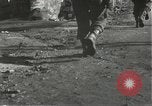 Immagine di Japanese-American fanti spostamento single-flle Bruyeres Francia, 1944, secondo 35 filmato di repertorio 65675065586