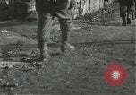 Immagine di Japanese-American fanti spostamento single-flle Bruyeres Francia, 1944, secondo 39 filmato di repertorio 65675065586