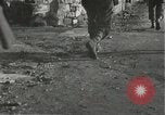 Immagine di Japanese-American fanti spostamento single-flle Bruyeres Francia, 1944, secondo 40 filmato di repertorio 65675065586