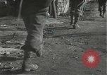 Immagine di Japanese-American fanti spostamento single-flle Bruyeres Francia, 1944, secondo 41 filmato di repertorio 65675065586