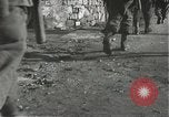 Immagine di Japanese-American fanti spostamento single-flle Bruyeres Francia, 1944, secondo 43 filmato di repertorio 65675065586