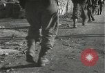 Immagine di Japanese-American fanti spostamento single-flle Bruyeres Francia, 1944, secondo 44 filmato di repertorio 65675065586