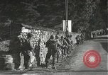 Immagine di Japanese-American fanti spostamento single-flle Bruyeres Francia, 1944, secondo 46 filmato di repertorio 65675065586