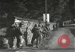Immagine di Japanese-American fanti spostamento single-flle Bruyeres Francia, 1944, secondo 47 filmato di repertorio 65675065586
