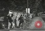 Immagine di Japanese-American fanti spostamento single-flle Bruyeres Francia, 1944, secondo 48 filmato di repertorio 65675065586