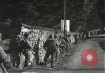 Immagine di Japanese-American fanti spostamento single-flle Bruyeres Francia, 1944, secondo 50 filmato di repertorio 65675065586