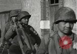 Immagine di Japanese-American fanti spostamento single-flle Bruyeres Francia, 1944, secondo 51 filmato di repertorio 65675065586