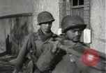 Immagine di Japanese-American fanti spostamento single-flle Bruyeres Francia, 1944, secondo 52 filmato di repertorio 65675065586