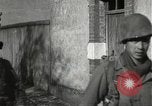 Immagine di Japanese-American fanti spostamento single-flle Bruyeres Francia, 1944, secondo 53 filmato di repertorio 65675065586