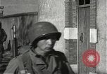Immagine di Japanese-American fanti spostamento single-flle Bruyeres Francia, 1944, secondo 54 filmato di repertorio 65675065586