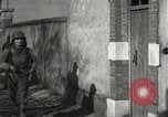 Immagine di Japanese-American fanti spostamento single-flle Bruyeres Francia, 1944, secondo 55 filmato di repertorio 65675065586