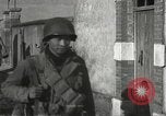Immagine di Japanese-American fanti spostamento single-flle Bruyeres Francia, 1944, secondo 57 filmato di repertorio 65675065586