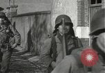 Immagine di Japanese-American fanti spostamento single-flle Bruyeres Francia, 1944, secondo 58 filmato di repertorio 65675065586