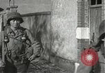 Immagine di Japanese-American fanti spostamento single-flle Bruyeres Francia, 1944, secondo 59 filmato di repertorio 65675065586