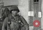 Immagine di Japanese-American fanti spostamento single-flle Bruyeres Francia, 1944, secondo 60 filmato di repertorio 65675065586