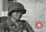 Immagine di Japanese-American fanti spostamento single-flle Bruyeres Francia, 1944, secondo 61 filmato di repertorio 65675065586