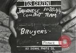 Immagine di Soldati Japanese-American si spostano in posizioni di combattimento Bruyeres Francia, 1944, secondo 3 filmato di repertorio 65675065592