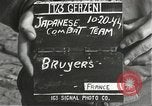Immagine di Soldati Japanese-American si spostano in posizioni di combattimento Bruyeres Francia, 1944, secondo 4 filmato di repertorio 65675065592