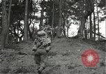 Immagine di Soldati Japanese-American si spostano in posizioni di combattimento Bruyeres Francia, 1944, secondo 11 filmato di repertorio 65675065592