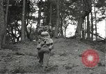 Immagine di Soldati Japanese-American si spostano in posizioni di combattimento Bruyeres Francia, 1944, secondo 12 filmato di repertorio 65675065592