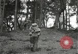 Immagine di Soldati Japanese-American si spostano in posizioni di combattimento Bruyeres Francia, 1944, secondo 13 filmato di repertorio 65675065592