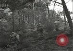 Immagine di Soldati Japanese-American si spostano in posizioni di combattimento Bruyeres Francia, 1944, secondo 20 filmato di repertorio 65675065592