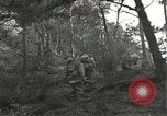 Immagine di Soldati Japanese-American si spostano in posizioni di combattimento Bruyeres Francia, 1944, secondo 22 filmato di repertorio 65675065592