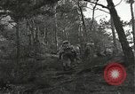 Immagine di Soldati Japanese-American si spostano in posizioni di combattimento Bruyeres Francia, 1944, secondo 25 filmato di repertorio 65675065592