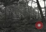 Immagine di Soldati Japanese-American si spostano in posizioni di combattimento Bruyeres Francia, 1944, secondo 28 filmato di repertorio 65675065592