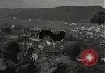 Immagine di Soldati Japanese-American si spostano in posizioni di combattimento Bruyeres Francia, 1944, secondo 29 filmato di repertorio 65675065592
