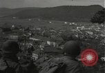 Immagine di Soldati Japanese-American si spostano in posizioni di combattimento Bruyeres Francia, 1944, secondo 30 filmato di repertorio 65675065592