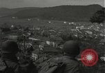 Immagine di Soldati Japanese-American si spostano in posizioni di combattimento Bruyeres Francia, 1944, secondo 31 filmato di repertorio 65675065592