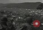 Immagine di Soldati Japanese-American si spostano in posizioni di combattimento Bruyeres Francia, 1944, secondo 32 filmato di repertorio 65675065592