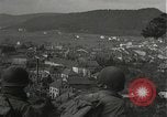 Immagine di Soldati Japanese-American si spostano in posizioni di combattimento Bruyeres Francia, 1944, secondo 33 filmato di repertorio 65675065592