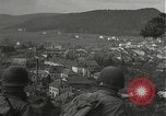 Immagine di Soldati Japanese-American si spostano in posizioni di combattimento Bruyeres Francia, 1944, secondo 34 filmato di repertorio 65675065592
