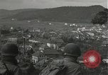 Immagine di Soldati Japanese-American si spostano in posizioni di combattimento Bruyeres Francia, 1944, secondo 35 filmato di repertorio 65675065592