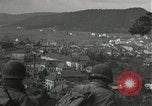 Immagine di Soldati Japanese-American si spostano in posizioni di combattimento Bruyeres Francia, 1944, secondo 36 filmato di repertorio 65675065592