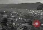 Immagine di Soldati Japanese-American si spostano in posizioni di combattimento Bruyeres Francia, 1944, secondo 37 filmato di repertorio 65675065592
