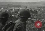 Immagine di Soldati Japanese-American si spostano in posizioni di combattimento Bruyeres Francia, 1944, secondo 38 filmato di repertorio 65675065592