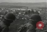 Immagine di Soldati Japanese-American si spostano in posizioni di combattimento Bruyeres Francia, 1944, secondo 39 filmato di repertorio 65675065592