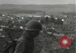 Immagine di Soldati Japanese-American si spostano in posizioni di combattimento Bruyeres Francia, 1944, secondo 40 filmato di repertorio 65675065592