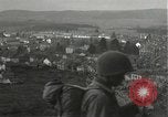Immagine di Soldati Japanese-American si spostano in posizioni di combattimento Bruyeres Francia, 1944, secondo 42 filmato di repertorio 65675065592