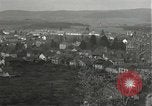Immagine di Soldati Japanese-American si spostano in posizioni di combattimento Bruyeres Francia, 1944, secondo 43 filmato di repertorio 65675065592