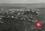 Immagine di Soldati Japanese-American si spostano in posizioni di combattimento Bruyeres Francia, 1944, secondo 44 filmato di repertorio 65675065592