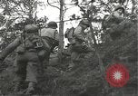 Immagine di Soldati Japanese-American si spostano in posizioni di combattimento Bruyeres Francia, 1944, secondo 47 filmato di repertorio 65675065592