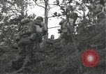 Immagine di Soldati Japanese-American si spostano in posizioni di combattimento Bruyeres Francia, 1944, secondo 48 filmato di repertorio 65675065592