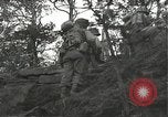 Immagine di Soldati Japanese-American si spostano in posizioni di combattimento Bruyeres Francia, 1944, secondo 50 filmato di repertorio 65675065592