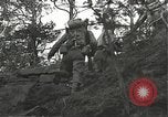 Immagine di Soldati Japanese-American si spostano in posizioni di combattimento Bruyeres Francia, 1944, secondo 51 filmato di repertorio 65675065592