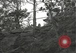 Immagine di Soldati Japanese-American si spostano in posizioni di combattimento Bruyeres Francia, 1944, secondo 55 filmato di repertorio 65675065592