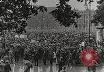 Immagine di Tedeschi dimostrano per il rimpatrio dei prigionieri di guerra detenuti dalla Francia Berlino Germania, 1919, secondo 3 filmato di repertorio 65675065687